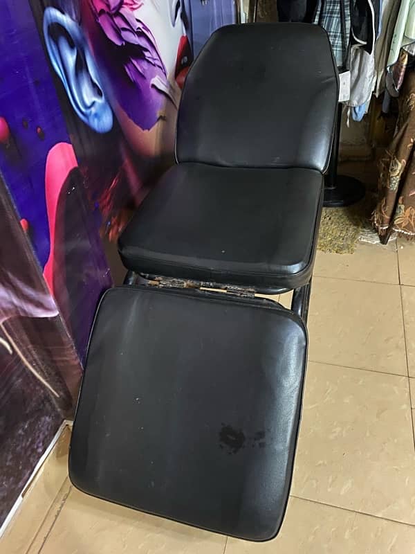 excellent condition facial bed 1