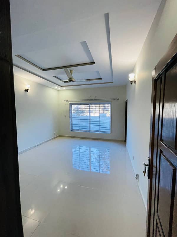 Beautifull 10 Marla full house for Rent Available in bahria town phase 8 3