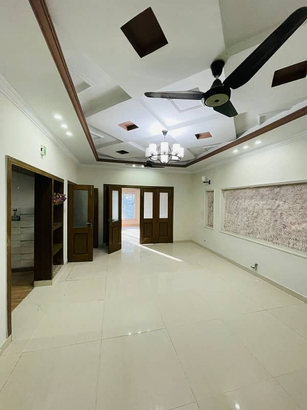 Beautifull 10 Marla full house for Rent Available in bahria town phase 8 6