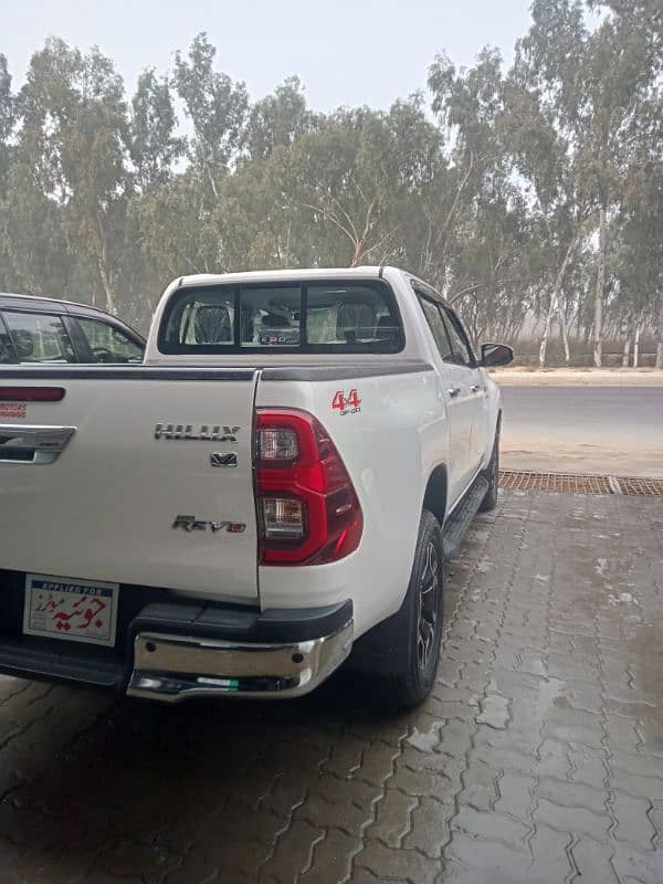 Toyota Hilux 2023 4