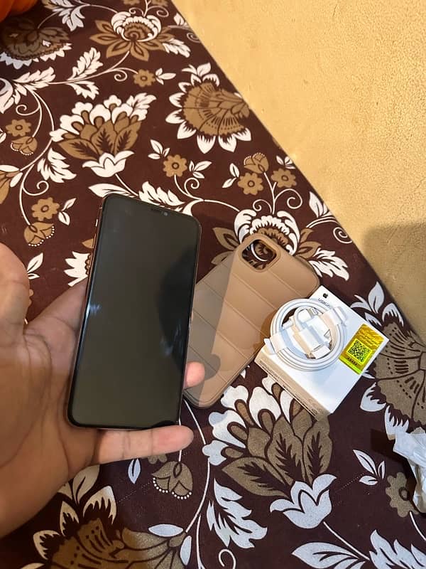 iphone 11pro max 64gb factory unlock with charger 3