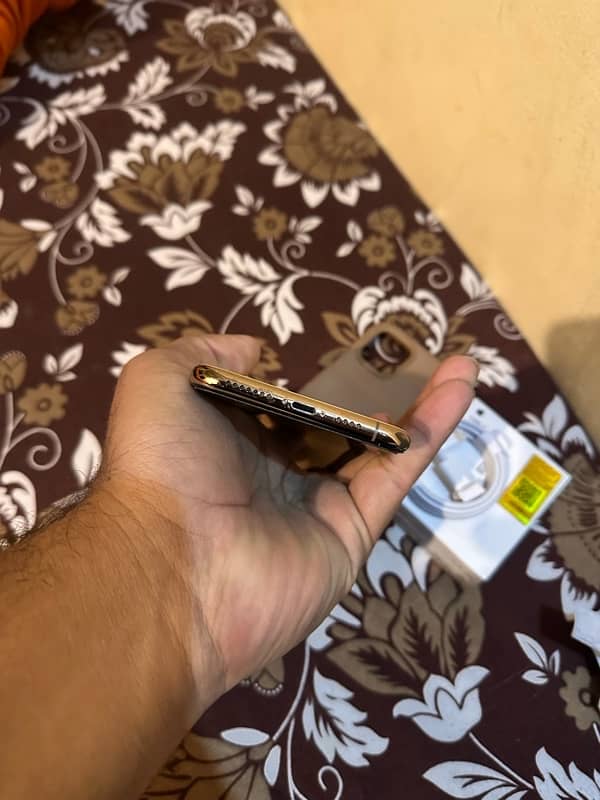 iphone 11pro max 64gb factory unlock with charger 5