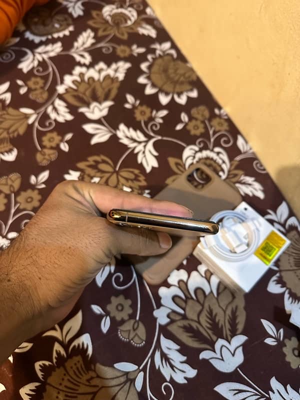 iphone 11pro max 64gb factory unlock with charger 7