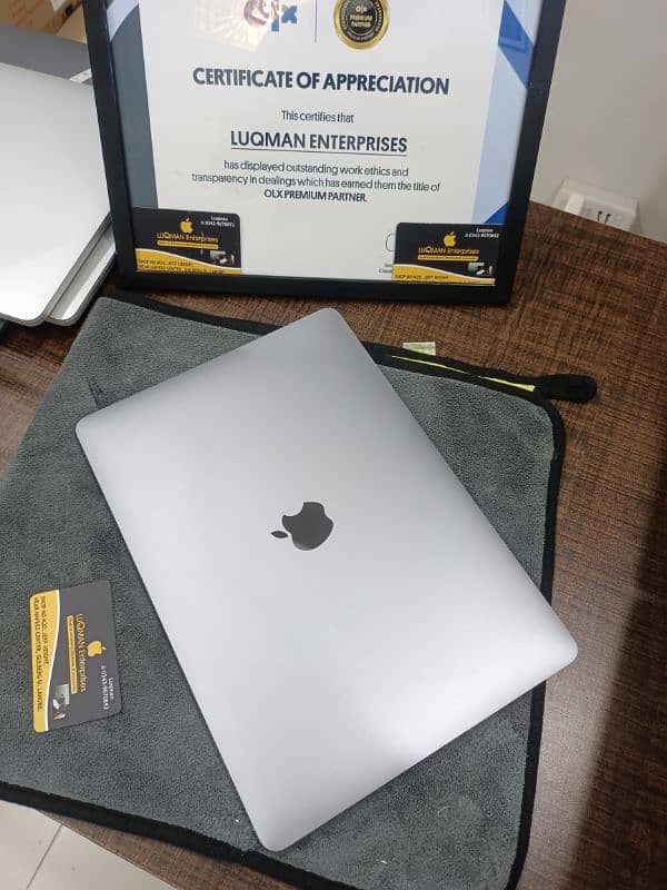 NEW CONDITION MACBOOK AIR M1 2020 13 INCH 8GB RAM 256GB SSD 10 CYCLE 3