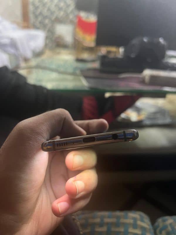 Samsung S10 panel damage 3