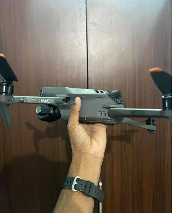 DJI Mavic 3 Drone with 7x / 4 batteries and Fly More combo 1