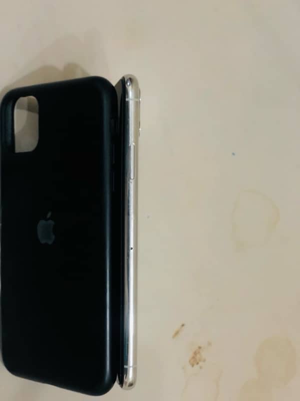 iphone 11 pro max 64gb white color non pta sim chal rahi ha 2