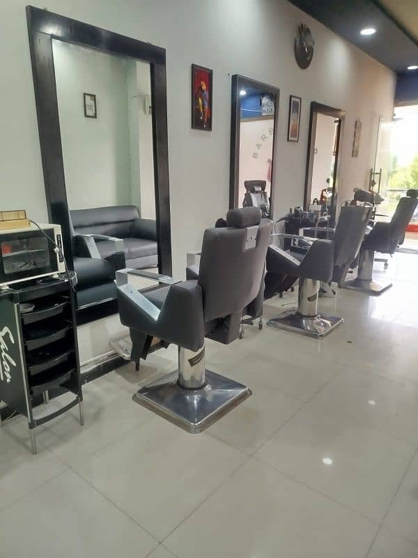 stylish stress men's saloon for sale urgent 1