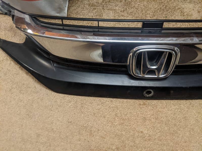 Honda Civic X 2019 original Grill with Logo. 9/10 comfition 3