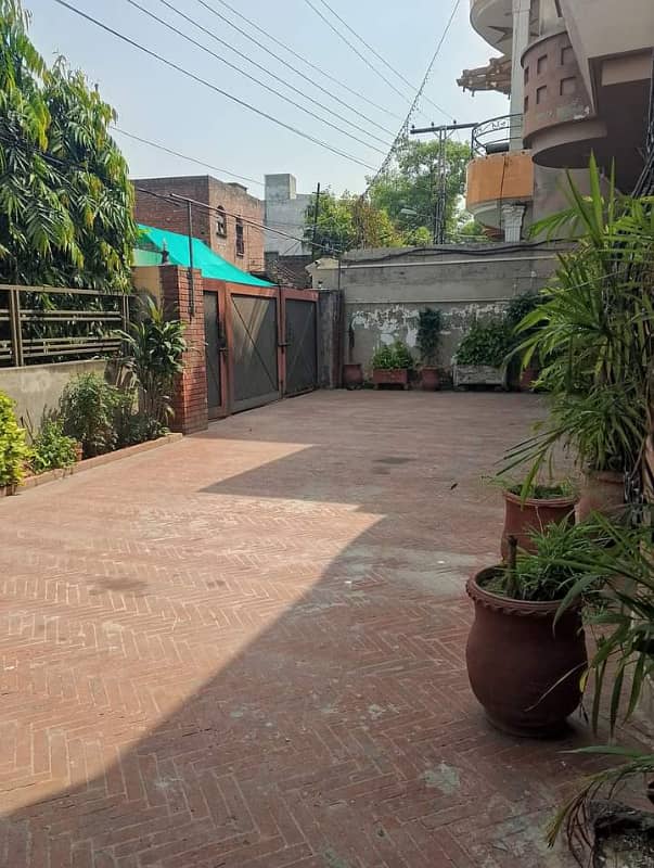 1 kanal Beautiful Double Story House Urgent For Sale Prime Location 100 Feet Road in sabzazar 4