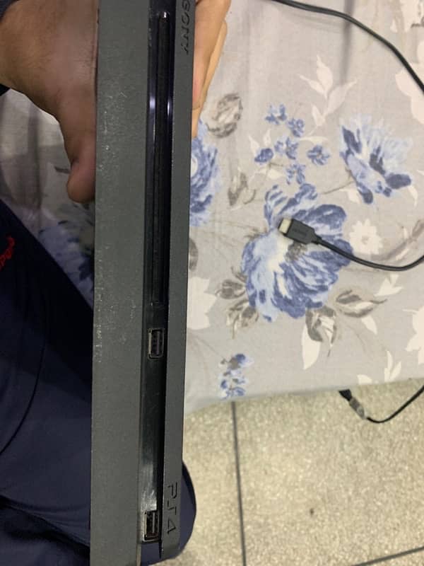 ps 4 slim 2