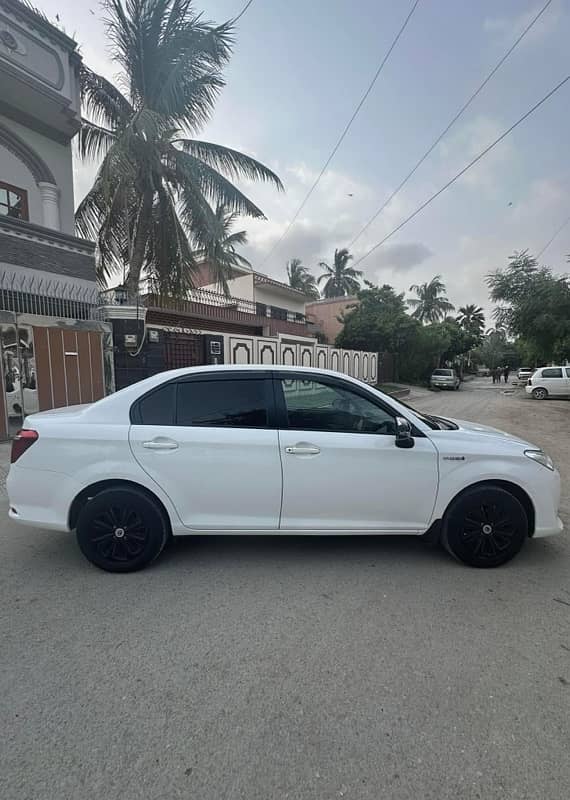 Toyota Corolla Axio Hybrid 2016 4