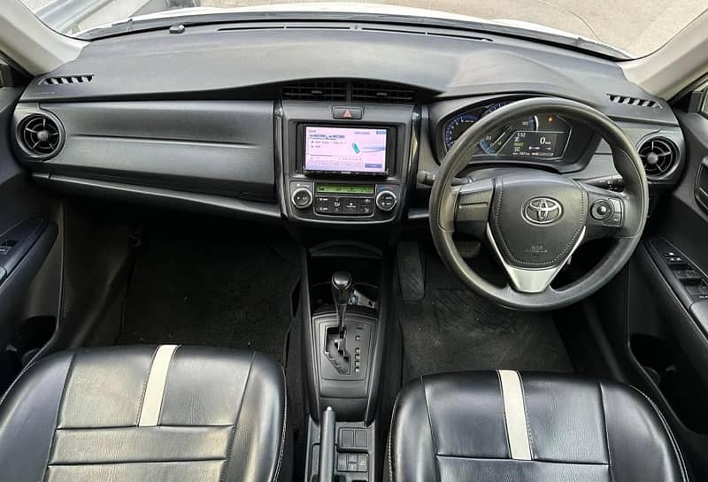 Toyota Corolla Axio Hybrid 2016 6