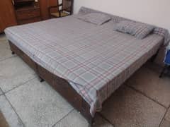 2 single beds. Mattresses included. Vintage. Great quality wood.