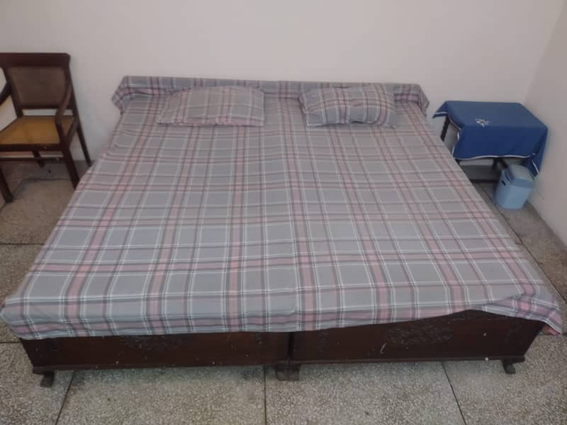 2 single beds. Mattresses included. Vintage. Great quality wood. 1