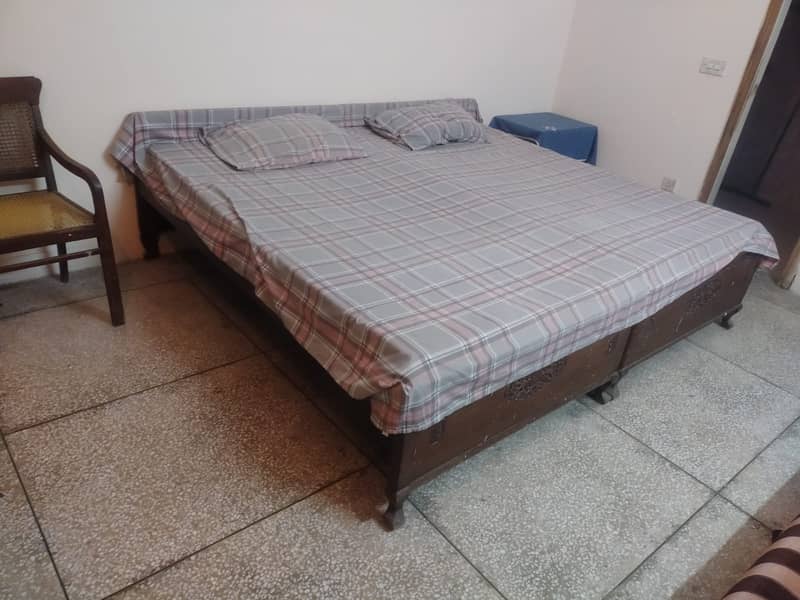 2 single beds. Mattresses included. Vintage. Great quality wood. 2