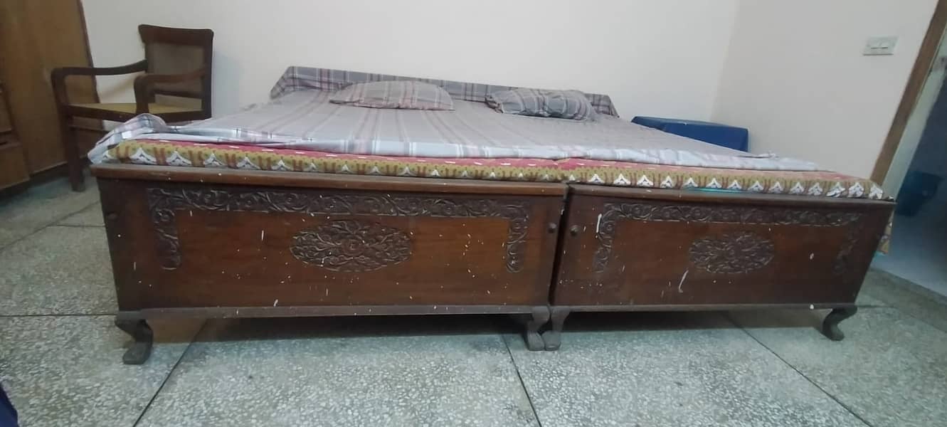 2 single beds. Mattresses included. Vintage. Great quality wood. 5