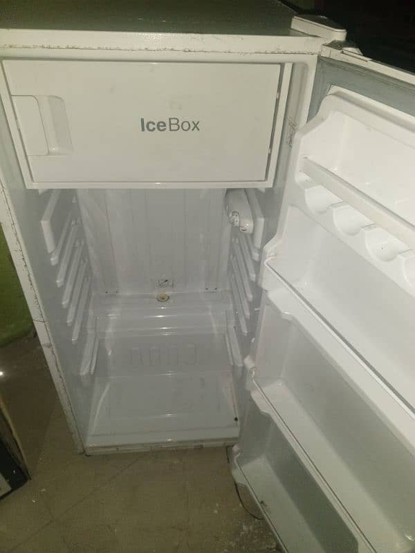 Room fridge dawlance 1