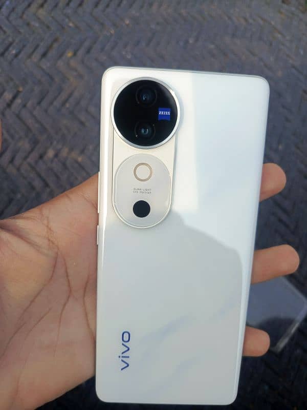 Vivo V40 0