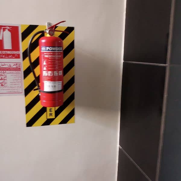 New Fire Extinguisher DCP / Co2 4