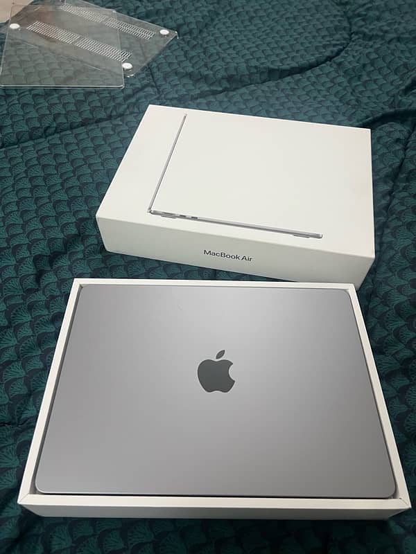 Macbook Air M3 8/256 10cc 100BH 1