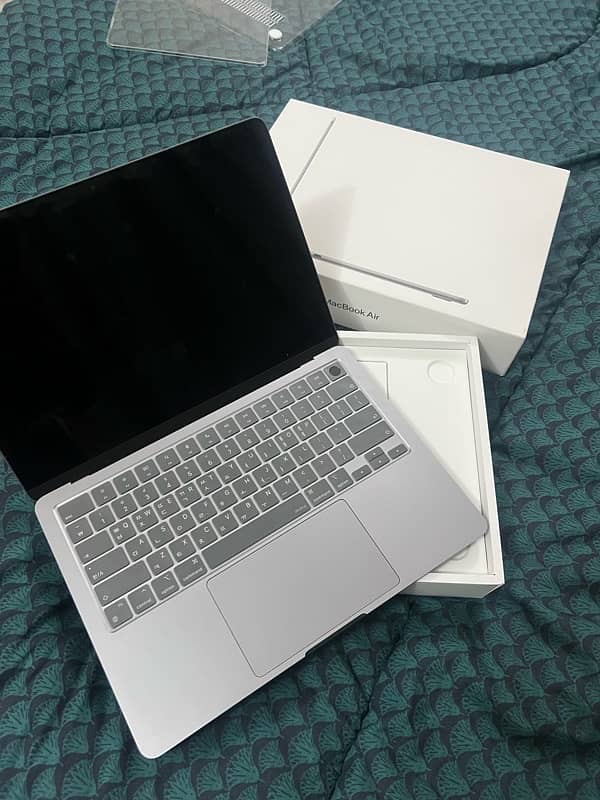 Macbook Air M3 8/256 10cc 100BH 2