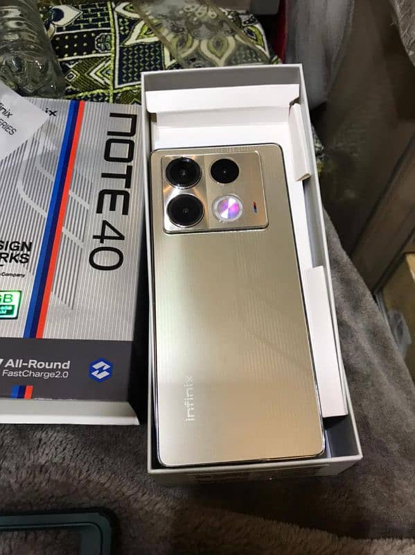 Condition 10/8  infinix note 40 special edition 3