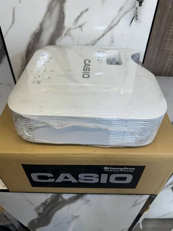 Laser LED Multimedia Projectors CASIO / EPSON Short Throw 4