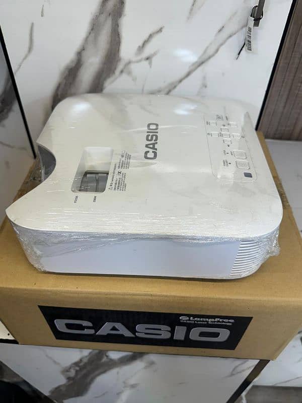 Laser LED Multimedia Projectors CASIO / EPSON Short Throw 5