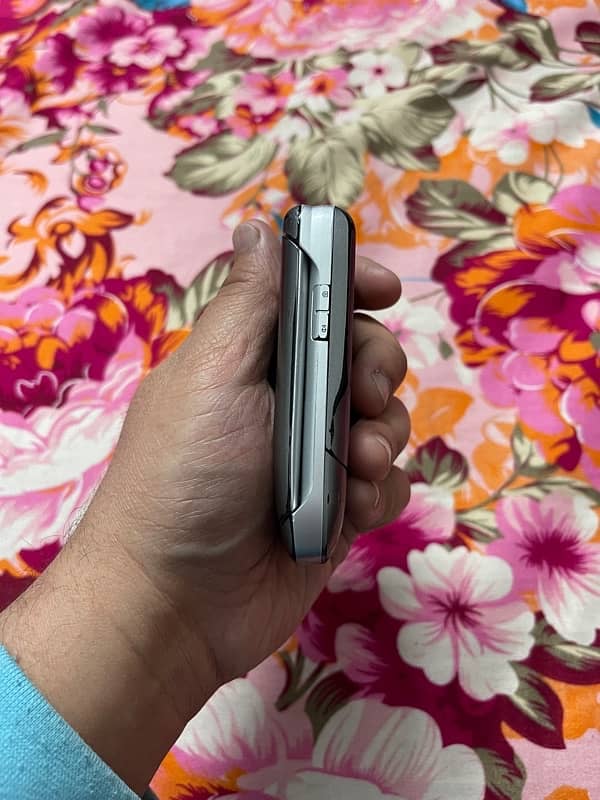 Motorola Razr V3x vintage for sale in excellent condition 4