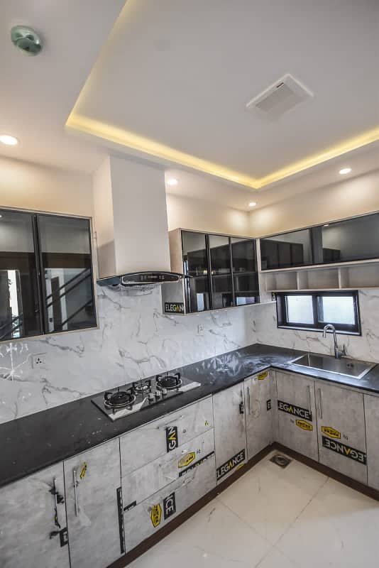 5 MARLA MODERN DESIGN HOUSE AVAILABLE FOR RENT IN DHA 7