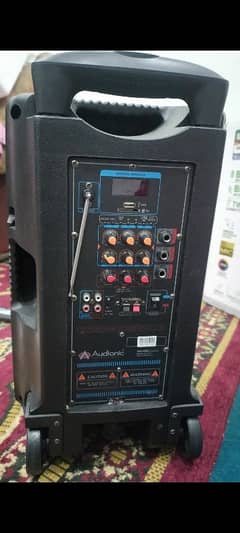 audionic mh40 bohat kam use hai new lagta hai