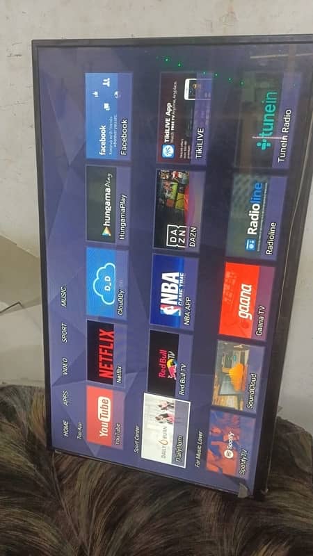 Samsung 40’inches smart LED TV 3