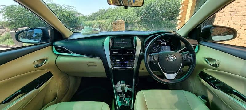 Toyota Yaris 1.5 X CVT Beige interior 2024 3