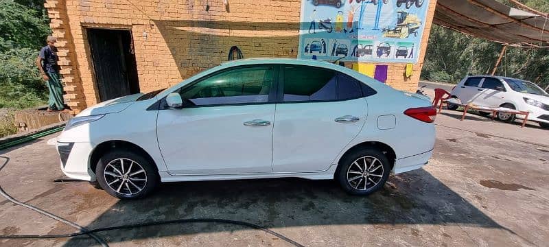 Toyota Yaris 1.5 X CVT Beige interior 2024 8