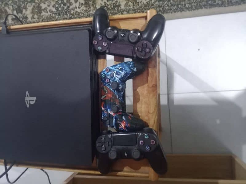 PS4 Pro Only 2 years used with games 1