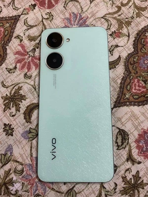 Vivo y03t srf 20 din full box h 4/64 Lush condition Exchange krna h 1