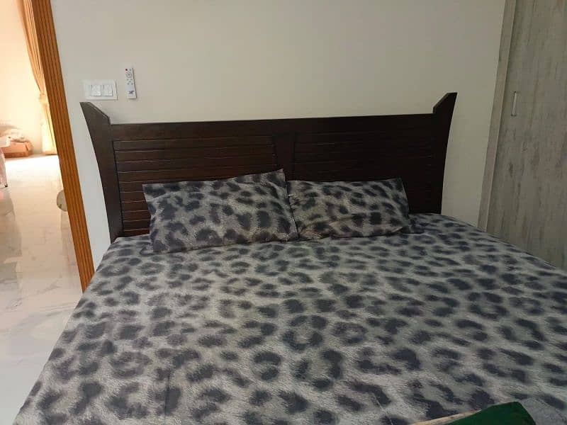 Bed with side tables and almost new mattress 0