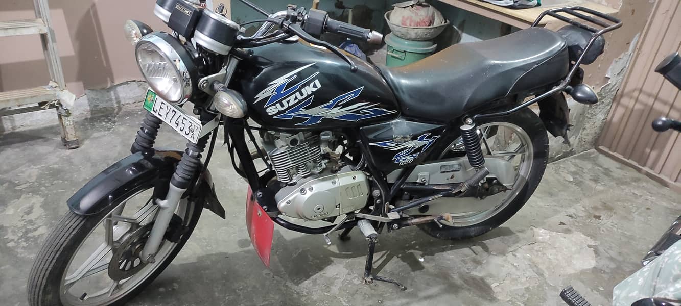 Suzuki GS 150 SE 2017 model for sale in Lahore 2