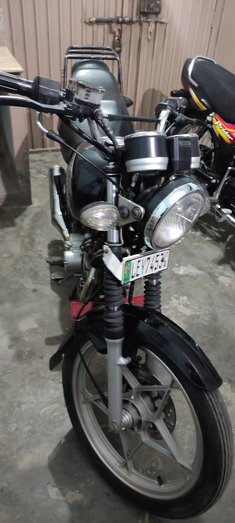 Suzuki GS 150 SE 2017 model for sale in Lahore 3