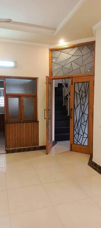 10 Marla Beautiful Faicing Park Double Story House Urgent For Rent in Sabzazar 0