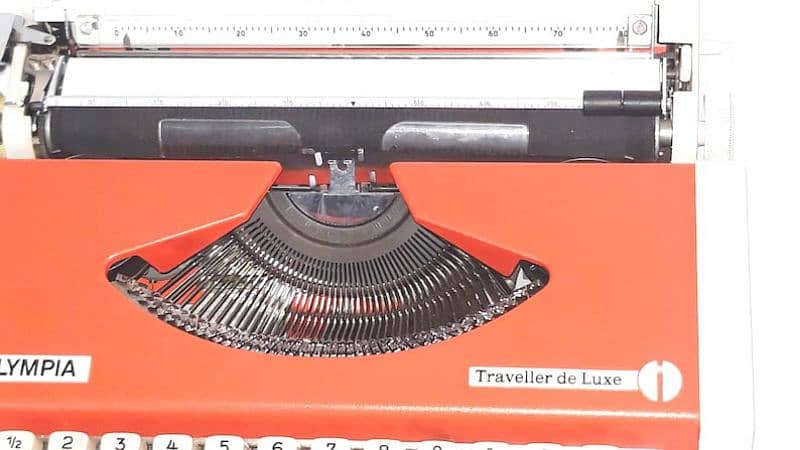 Silver Reed Executive portable Typewriter with cover case 3