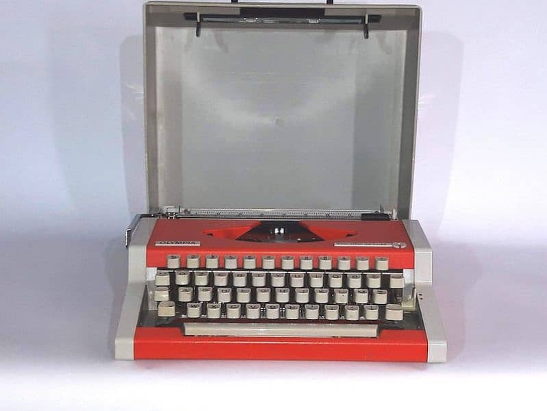 Silver Reed Executive portable Typewriter with cover case 5