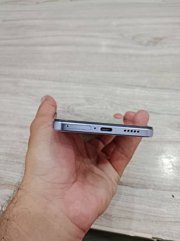 vivo V27e one hand used 1