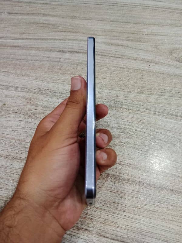 vivo V27e one hand used 3