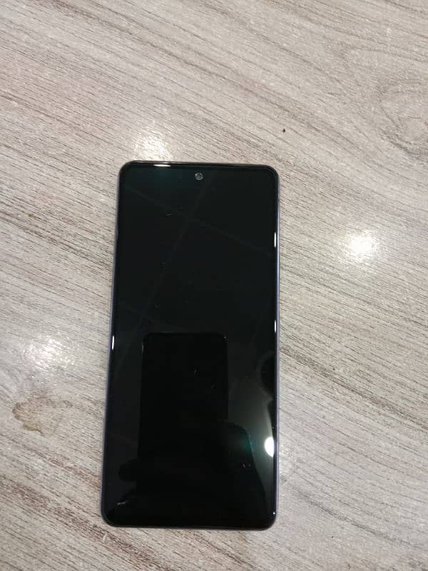 vivo V27e one hand used 4