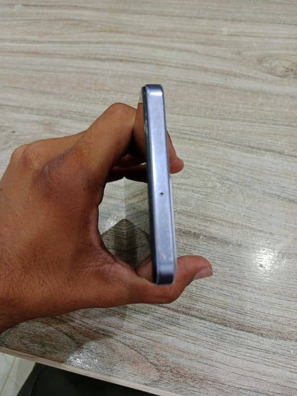 vivo V27e one hand used 5