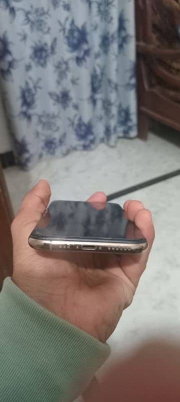 iPhone xs good condition 2