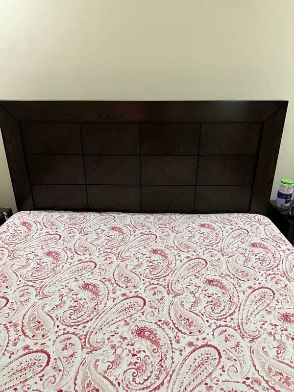 Bed set with 2 side tables and wall mirror 0