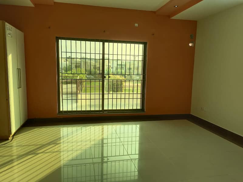 10 Marla Park-Facing Beautiful House Prime Location in Bahria Town Rawalpindi 8